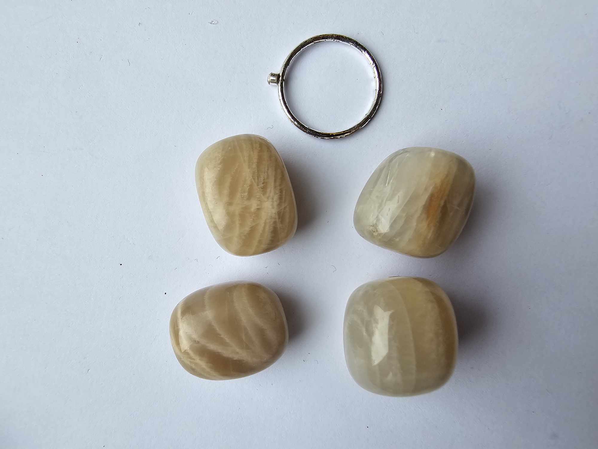 Mėnulio akmuo (pakabukas su skylute)