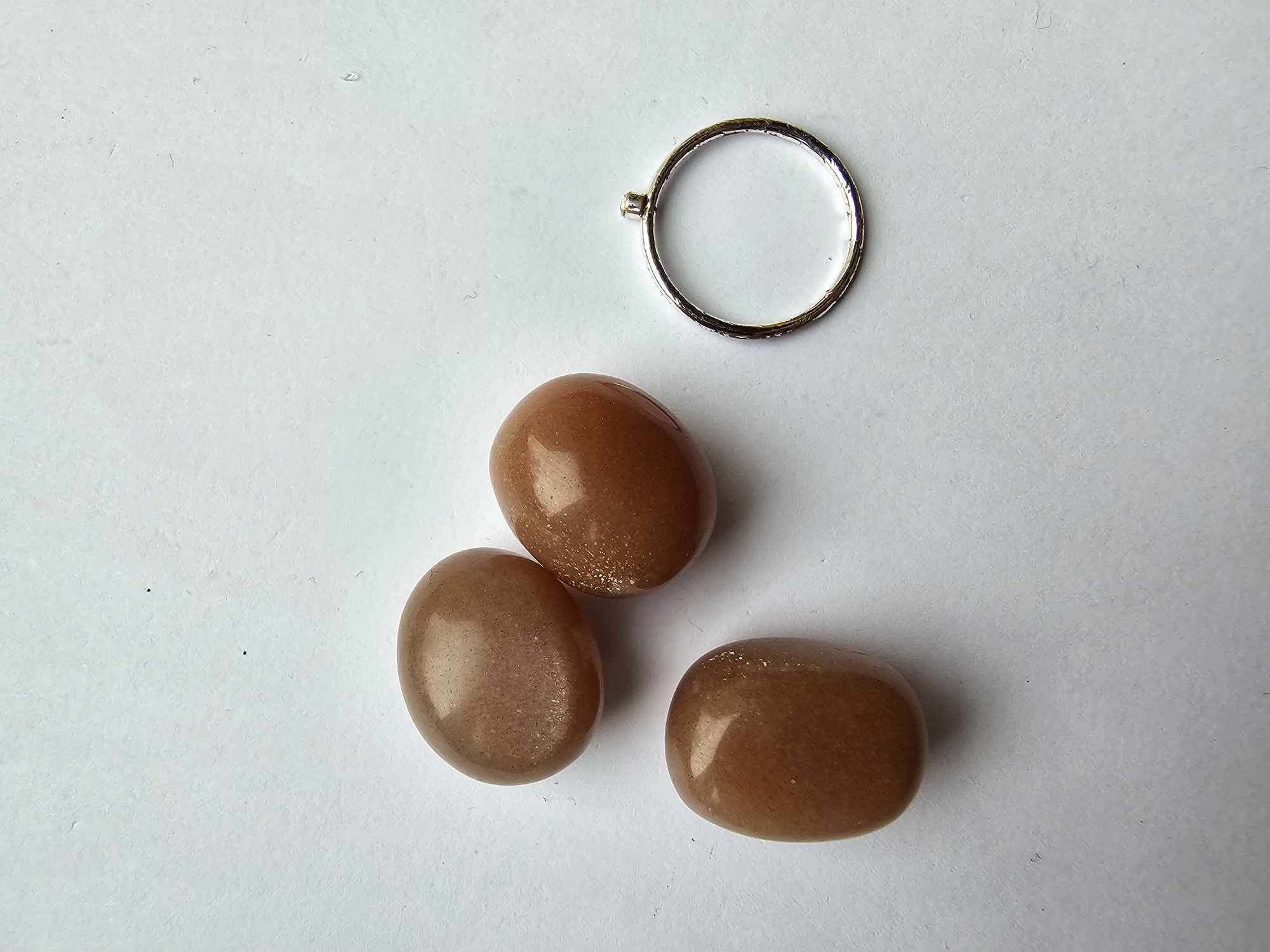 Saulės akmuo (pakabukas, akmenėlis su sklylute)