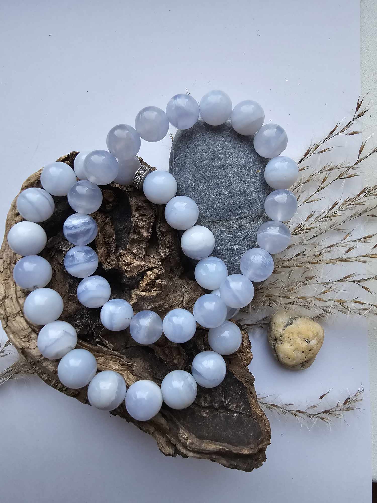 Melsvasis nėriniuotasis chalcedonas (komunikacija)