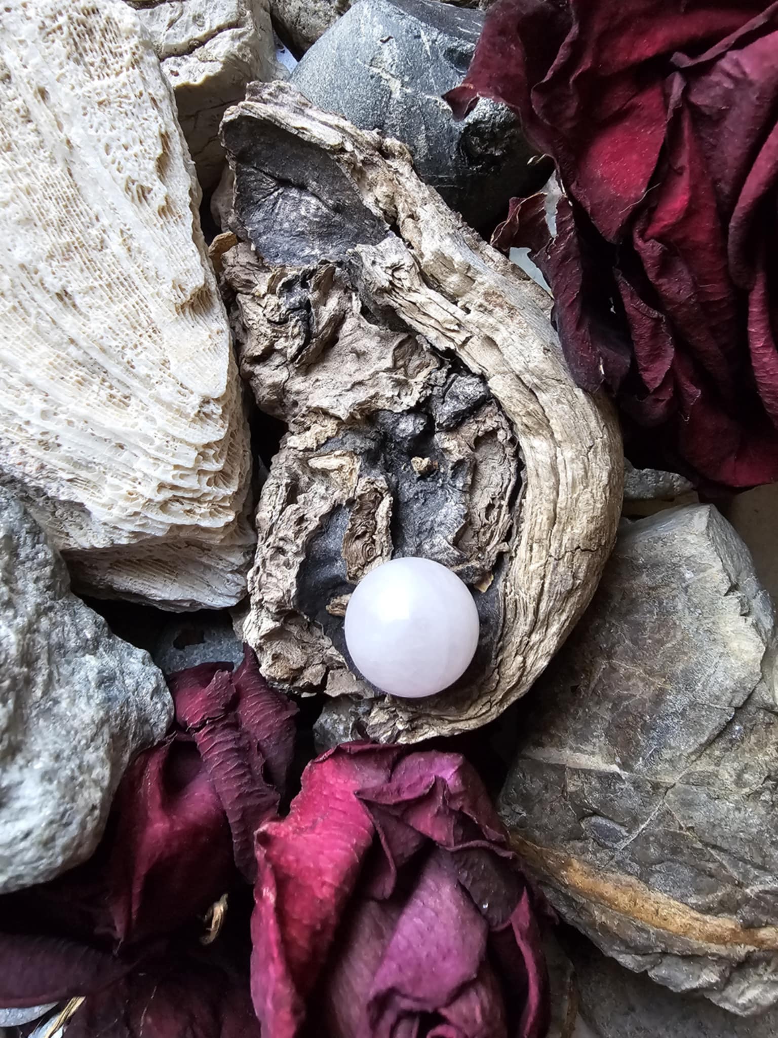 Rožinis kvarcas (meilė sau, harmonija, ramybė)