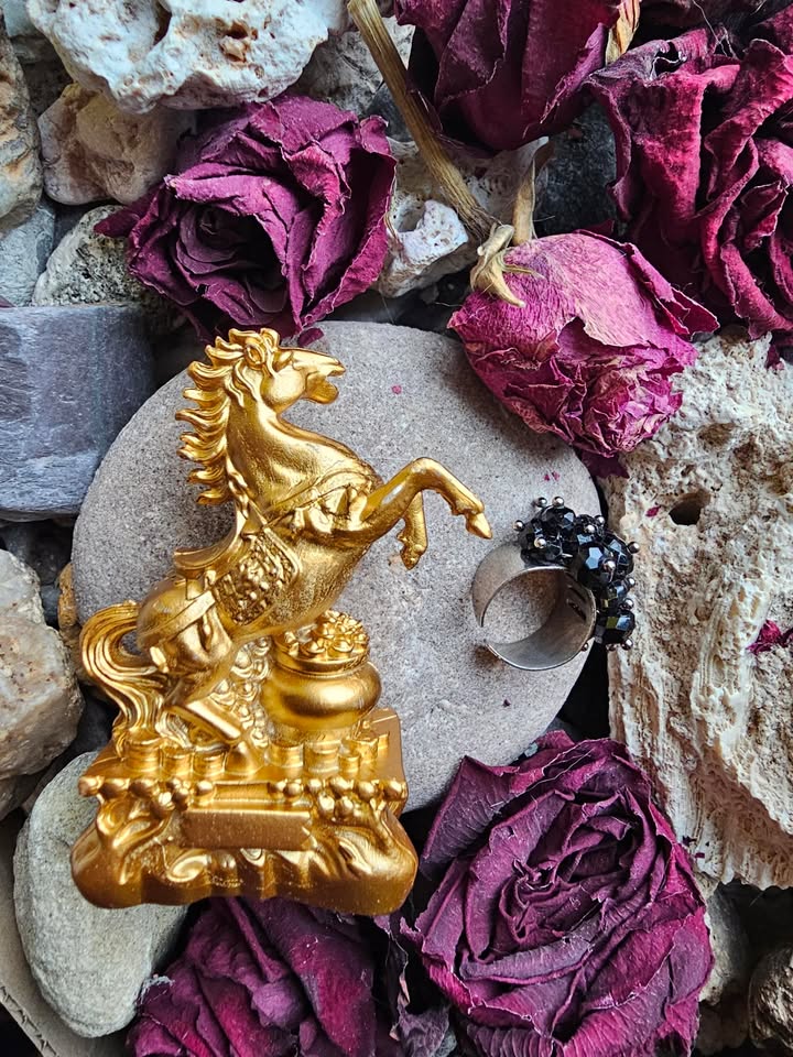 Arklys gausos statulėlė (klestėjimas ir gausa, ugninio arklio metams)