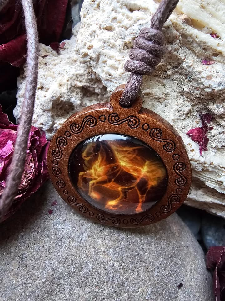 Arklys ugninis pakabukas (klestėjimas ir gausa, ugninio arklio metams)