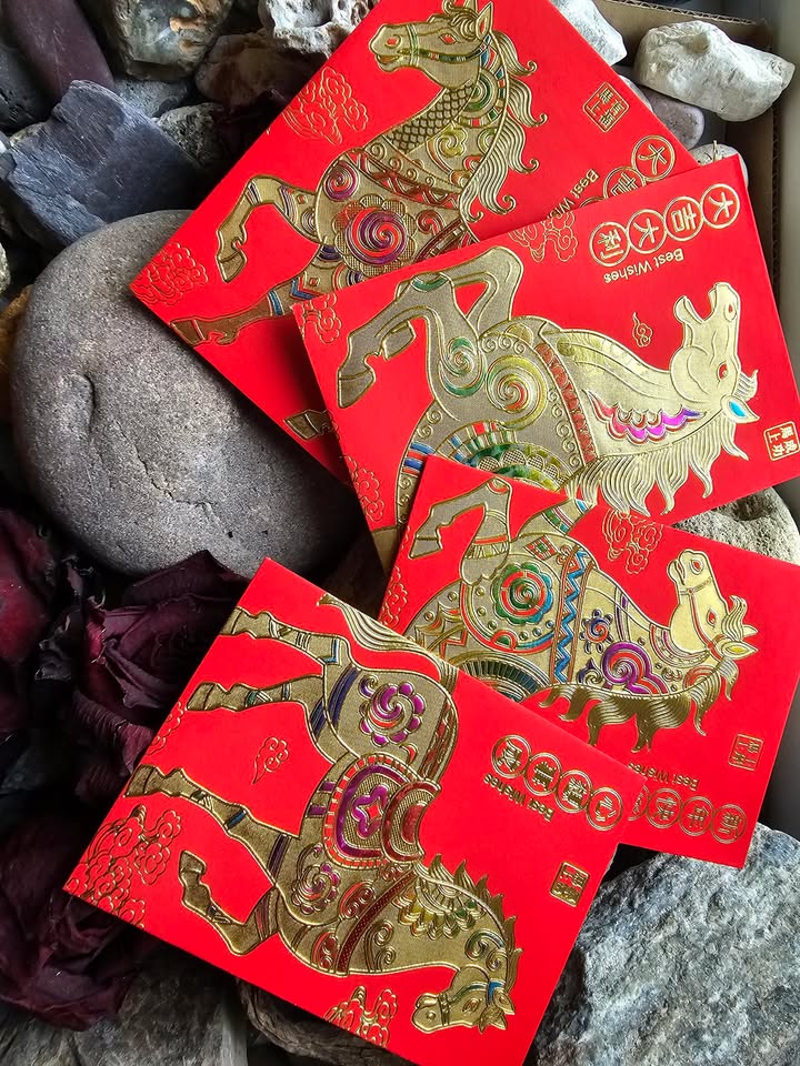 Raudonas prabangus vokas su ugniniu arkliu