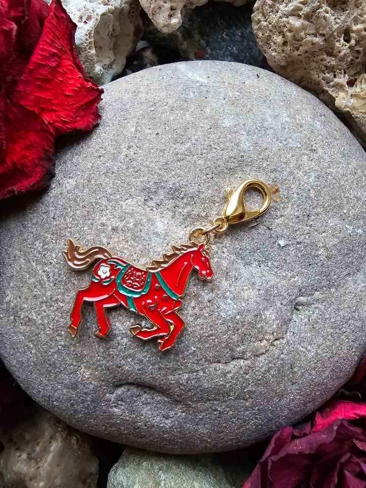 Ugninis arklys pakabukas (klestėjimas ir gausa, ugninio arklio metams)