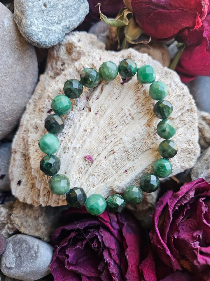 Smaragdas (meilė gyvenimui, džiaugsmas, gausa, santuoka)