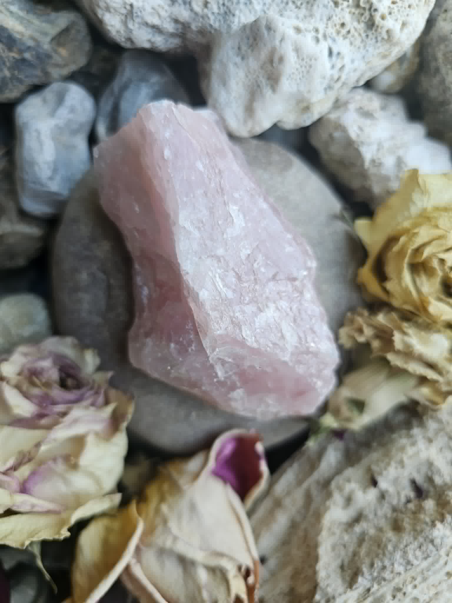 Rožinis kvarcas (meilė, meilė sau, moteriškumas, kūryba)