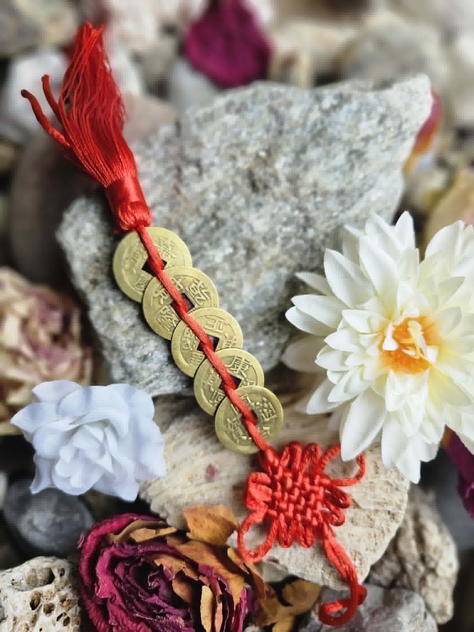 Feng Shui sėkmės monetų amuletas su raudonu siūlu ir amžinu mazgu