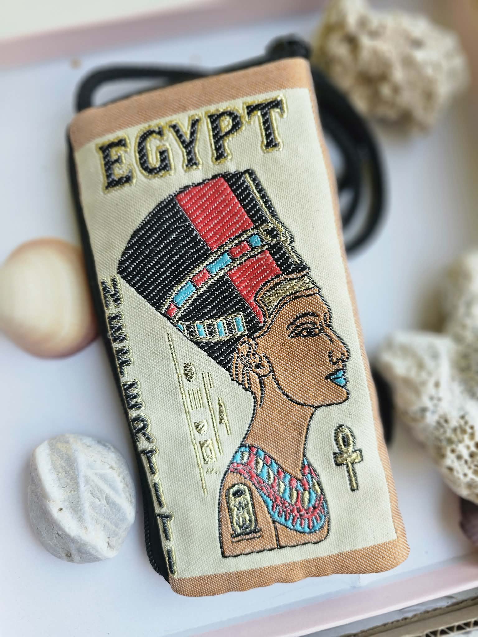Egipto Nefertitė rankinė-dėklas su ilga virvele